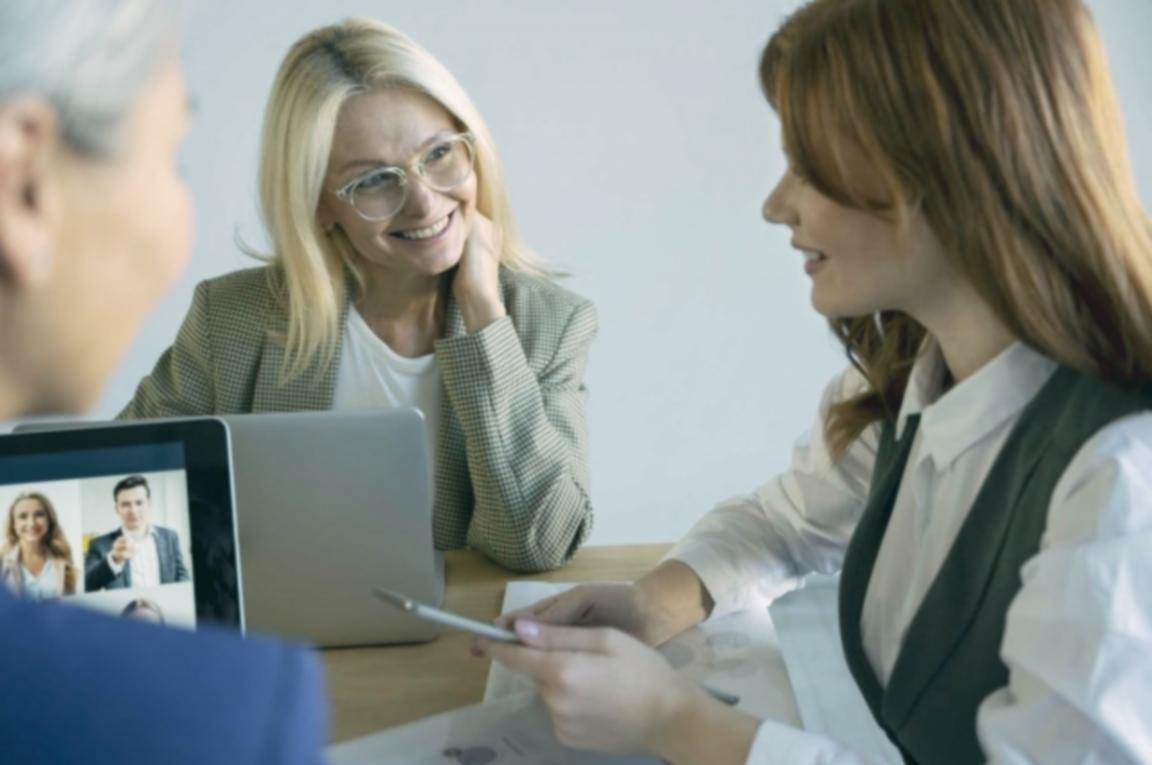 Persona revisando documentos financieros en una mesa con calculadora