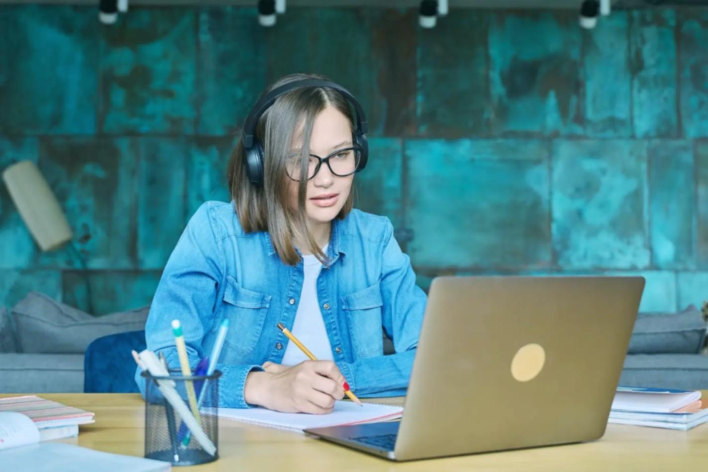 Espacio de trabajo organizado con documentos financieros y ordenador portátil