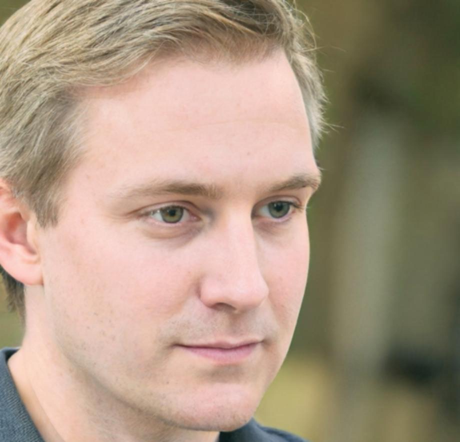 Retrato de Adrià Fontcuberta, especialista en gestión financiera personal